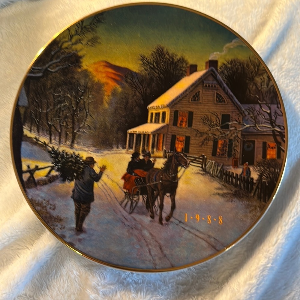 1988 Avon Collectible Christmas Plate “Home for the Holidays”